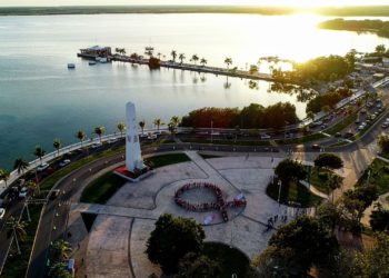 Mara Lezama hace un llamado a la concientización del cáncer de mama con Lazo Rosa en Chetumal