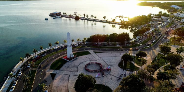 Mara Lezama hace un llamado a la concientización del cáncer de mama con Lazo Rosa en Chetumal