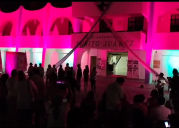 Iluminan de rosa el Palacio Municipal de Benito Juárez contra el cáncer de mama