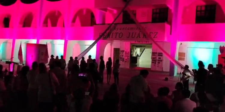 Iluminan de rosa el Palacio Municipal de Benito Juárez contra el cáncer de mama
