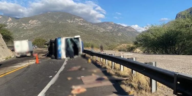 Volcadura de autobús deja al menos 18 migrantes muertos en Oaxaca