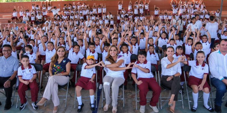 Implementa Mara Lezama clases de inglés en escuelas públicas en un acto de justicia social