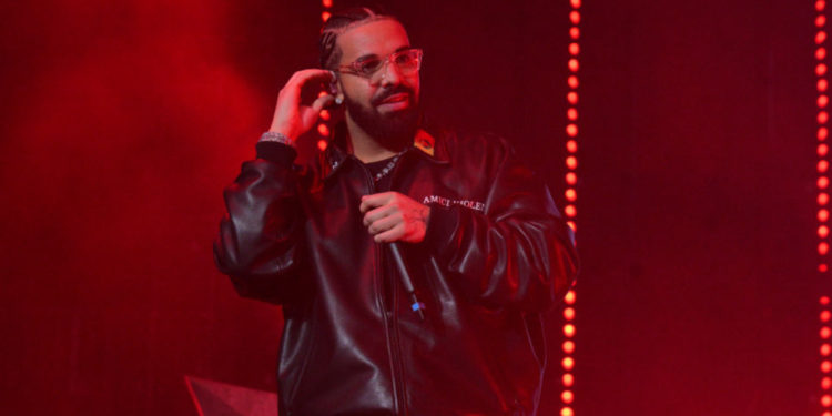 Drake regala 50 mil dólares a un fan durante su concierto en Miami