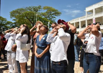 Miles de familias son testigos del eclipse anular en Quintana Roo