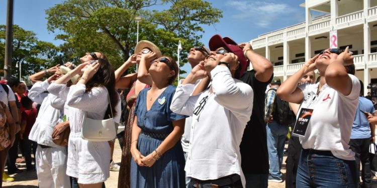 Miles de familias son testigos del eclipse anular en Quintana Roo