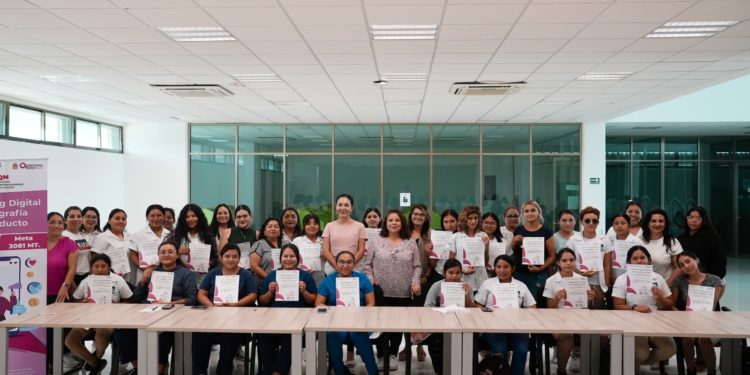 IQM capacita a estudiantes de la Universidad Politécnica de Bacalar en Marketing Digital y Fotografía