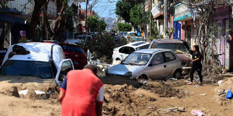 Suman 48 muertos y 58 desaparecidos tras el paso del huracán Otis en Acapulco