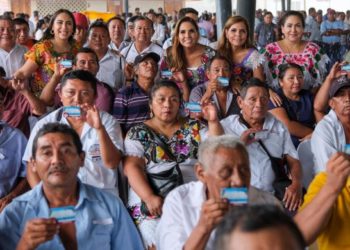 Mara Lezama entrega credenciales a dignatarias y dignatarios mayas de Quintana Roo