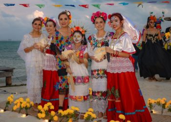 Espectacular “Hanal Pixán”, Ana Paty Peralta regresa la tradición a Puerto Juárez