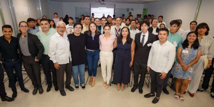 Ana Paty Peralta impulsa debate político entre la juventud cancunense