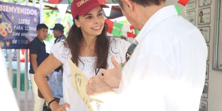 Ana Paty Peralta cercana a la gente de la SM 237