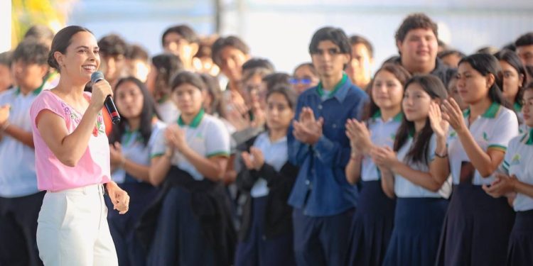 Ana Paty Peralta llama a jóvenes a trabajo por Cancún