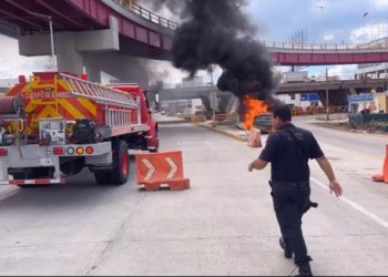 Una camioneta se incendia en Av. Universidad y alarma a los circulantes de la zona