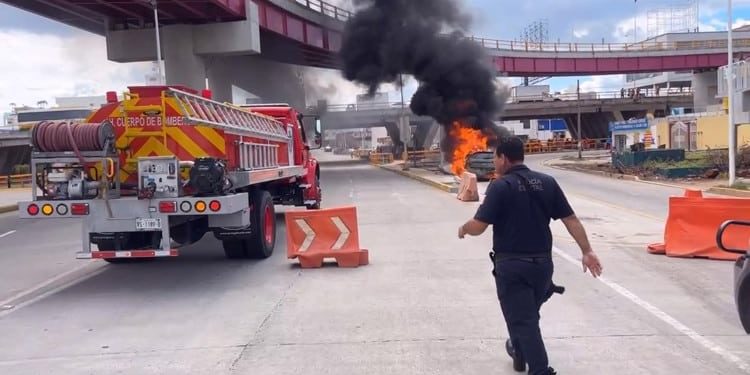 Una camioneta se incendia en Av. Universidad y alarma a los circulantes de la zona
