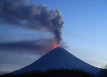 Volcán Klyuchevskaya Sopka de Eurasia hace erupción expulsando cenizas al nivel del mar
