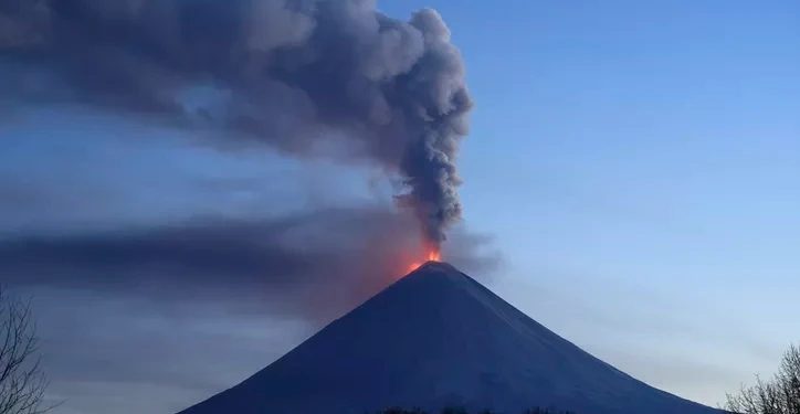 Volcán Klyuchevskaya Sopka de Eurasia hace erupción expulsando cenizas al nivel del mar