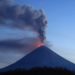 Volcán Klyuchevskaya Sopka de Eurasia hace erupción expulsando cenizas al nivel del mar