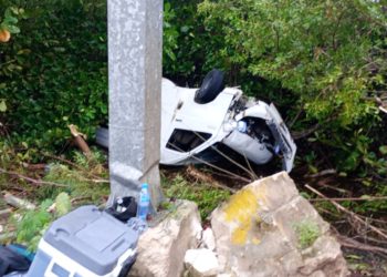 Vuelca Van de turismo tras perder el control en la bulevar Kukulkán