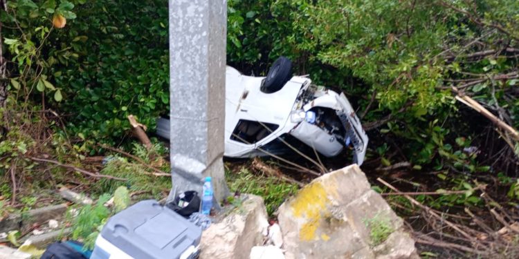 Vuelca Van de turismo tras perder el control en la bulevar Kukulkán