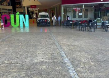 Encuentran a un hombre sin vida en Plaza Forum, Cancún