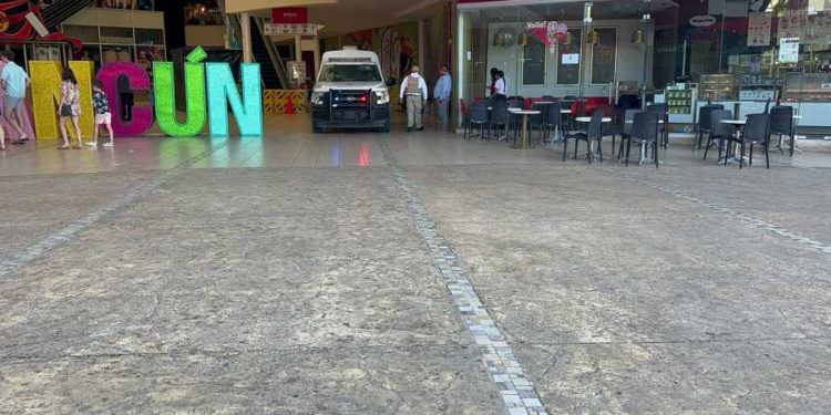 Encuentran a un hombre sin vida en Plaza Forum, Cancún