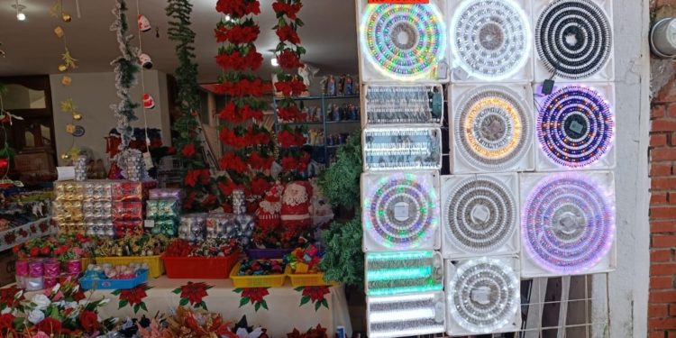 Comienza la venta de artículos navideños en el velódromo de la deportiva