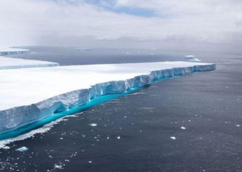 Gigantesco iceberg antártico flota a la deriva tras 30 años encallado