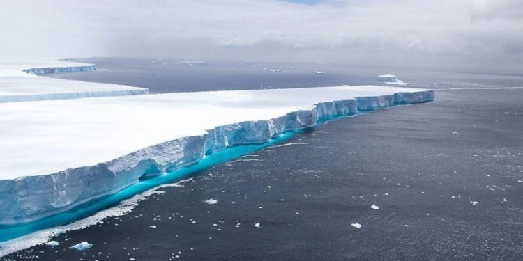 Gigantesco iceberg antártico flota a la deriva tras 30 años encallado