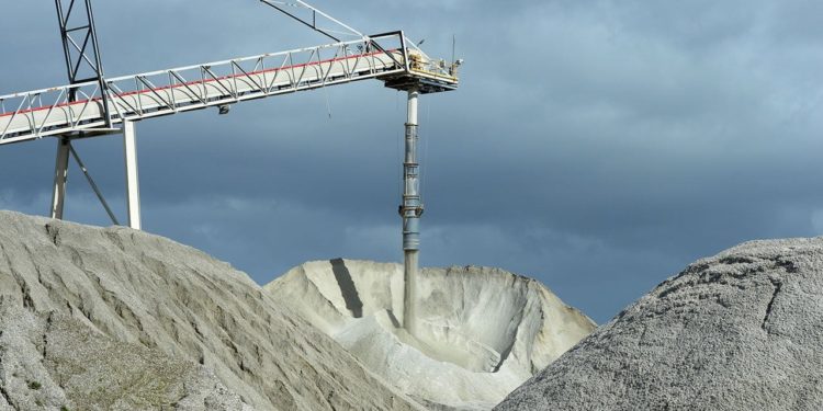 China debe entender que ya se nacionalizó el litio, señala AMLO por litigio con minera