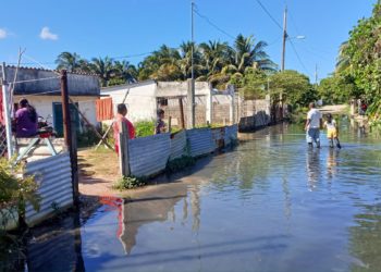 Habitantes de Villa Benito Juárez sufren de inundación por aguas negras, piden apoyo de autoridades