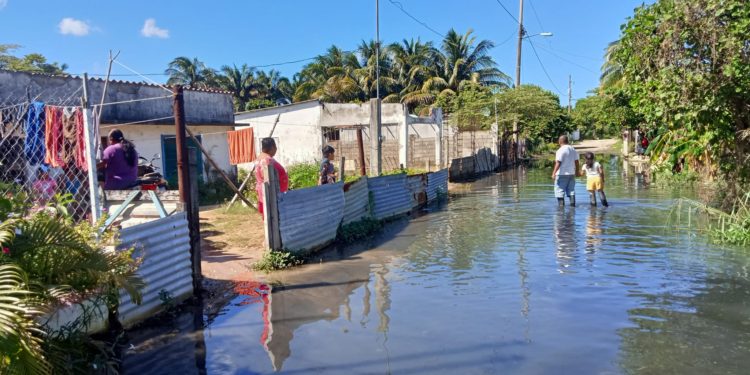 Habitantes de Villa Benito Juárez sufren de inundación por aguas negras, piden apoyo de autoridades
