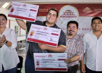 Julio Gutiérrez y Jessyca Mayo entregan estímulos económicos a medallistas macuspanenses