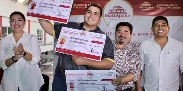 Julio Gutiérrez y Jessyca Mayo entregan estímulos económicos a medallistas macuspanenses