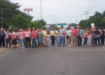 Bloquean Carretera Comalcalco- Paraíso por cobros excesivos de la CFE