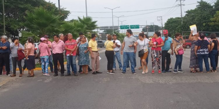 Bloquean Carretera Comalcalco- Paraíso por cobros excesivos de la CFE