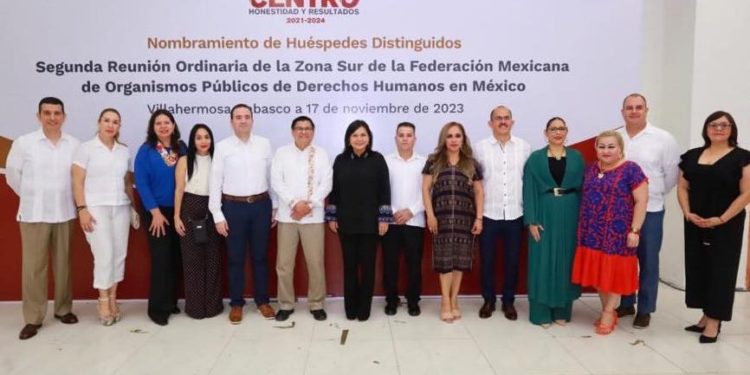 Yolanda Osuna entrega nombramiento de huéspedes distinguidos de la CEDH Zona Sur