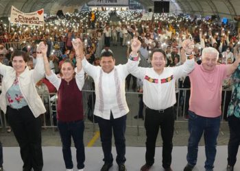 Militantes de Morena tabasqueños arropan a Claudia Sheinbaum en su gira