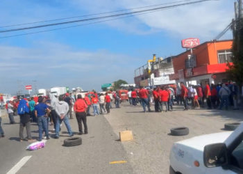 Pochimovilistas bloquean carretera Vhsa-Frontera provocando caos vial