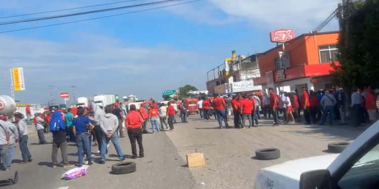 Pochimovilistas bloquean carretera Vhsa-Frontera provocando caos vial