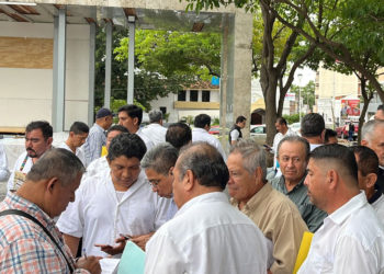 Protestan taxistas afuera del palacio de gobierno