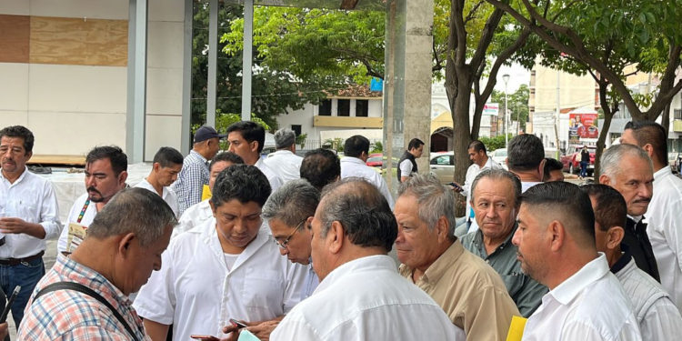 Protestan taxistas afuera del palacio de gobierno
