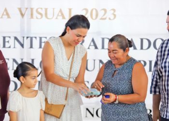 Tenosique realiza la última entrega gratuita de lentes graduados