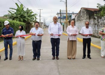 Merino campos y Julio Gutiérrez inauguran obra de pavimentación con concreto hidráulico en la calle Vicente Guerrero de Macuspana