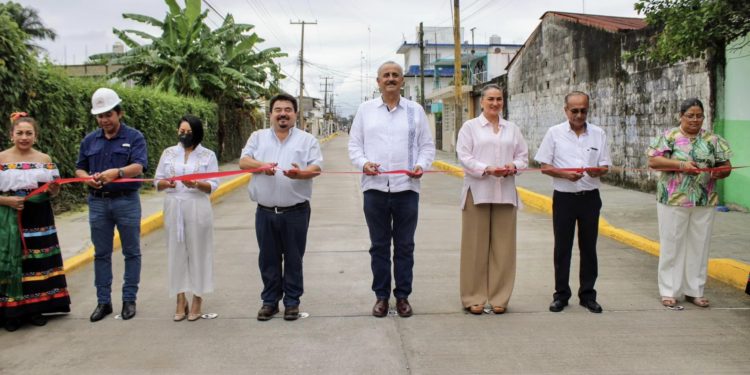 Merino campos y Julio Gutiérrez inauguran obra de pavimentación con concreto hidráulico en la calle Vicente Guerrero de Macuspana
