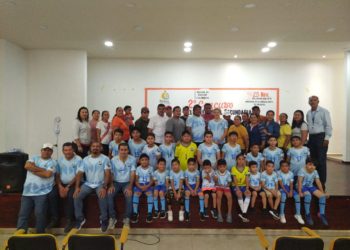 DIF Paraíso dota de uniformes a niños futbolistas