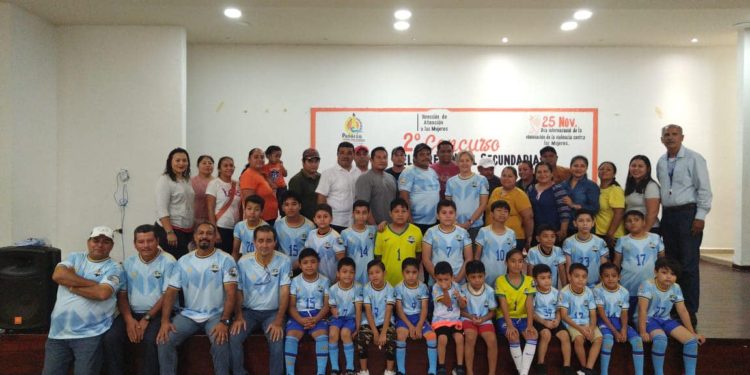 DIF Paraíso dota de uniformes a niños futbolistas