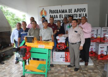 Entregan bombas aspersoras y desgranadora a productores ganaderos en Paraíso
