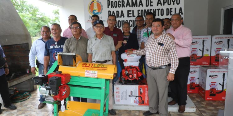 Entregan bombas aspersoras y desgranadora a productores ganaderos en Paraíso