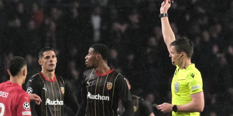 La IFAB recomienda expulsiones temporales en el futbol profesional