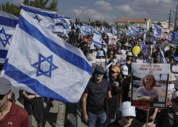 Manifestante de Israel marchan tras rehenes retenidos en la Franja de Gaza